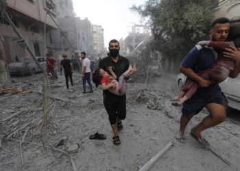 Παλαιστίνιοι κουβαλούν τραυματισμένα παιδιά μετά από ισραηλινό χτύπημα σε καταυλισμό της Γάζας (φωτ.: EPA/Mohammed Saber)