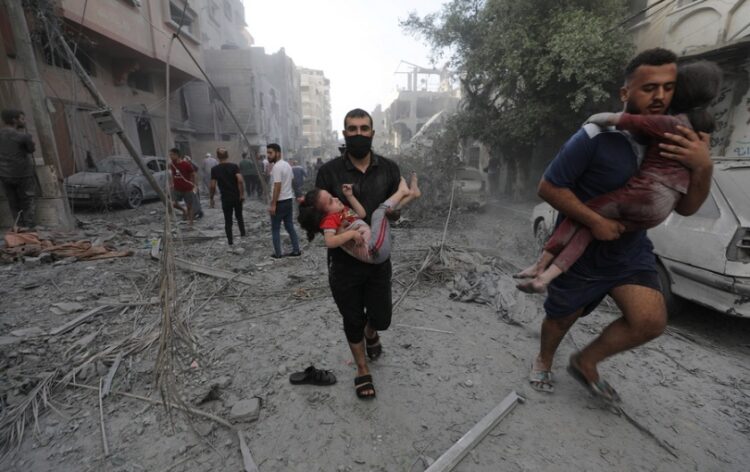 Παλαιστίνιοι κουβαλούν τραυματισμένα παιδιά μετά από ισραηλινό χτύπημα σε καταυλισμό της Γάζας (φωτ.: EPA/Mohammed Saber)
