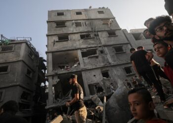 Κτήριο κατεστραμμένο από ισραηλινές ρουκέτες στη Λωρίδα της Γάζας (φωτ.: EPA/Haitham Imad)