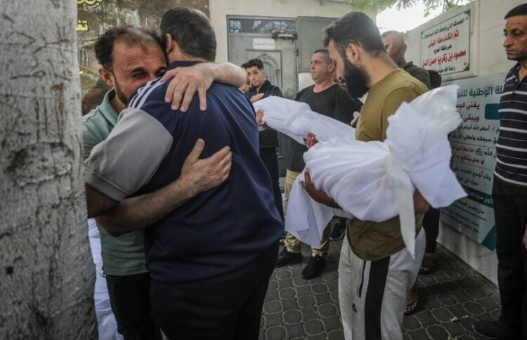 Συγγενείς μιας οικογένειας που έχασε περισσότερα από 20 άτομα από έναν ισραηλινό βομβαρδισμό θρηνούν στην είσοδο νοσοκομείου στη Γάζα (φωτ.: EPA/Mohammed Saber)