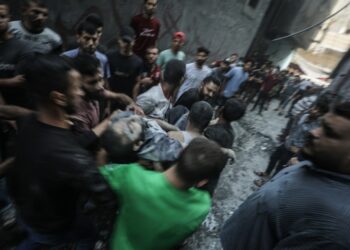 Τραυματίας στη Λωρίδα της Γάζας μεταφέρεται από περιοίκους μετά από ισραηλινό πυραυλικό χτύπημα (φωτ.: EPA/Haitham Imad)