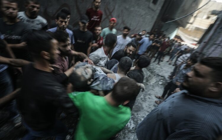 Τραυματίας στη Λωρίδα της Γάζας μεταφέρεται από περιοίκους μετά από ισραηλινό πυραυλικό χτύπημα (φωτ.: EPA/Haitham Imad)