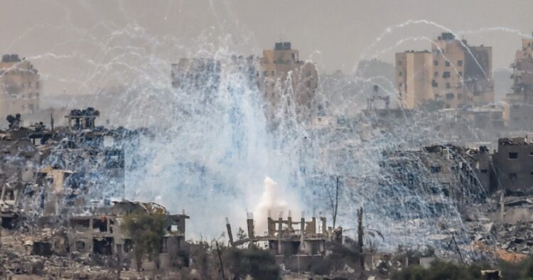 Καπνός υψώνεται πάνω από τις βόρειες περιοχές της Λωρίδας της Γάζας, κατά τη διάρκεια αεροπορικής ισραηλινής επιδρομής (φωτ. αρχείου: EPA/Hannibal Hanschke)