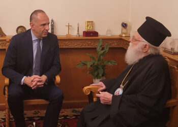 Γιώργος Γεραπετρίδης και κ. Αναστάσιος στην Αρχιεπισκοπή στα Τίρανα (φωτ.: X / @GreeceMFA)