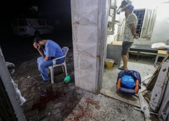 Γιατρός σε νοσοκομείο της Γάζας ξεσπάει σε κλάματα μετά από ισραηλινή επιδρομή στην περιοχή (φωτ.: EPA/Mohammed Saber)