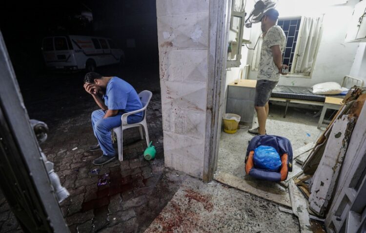 Γιατρός σε νοσοκομείο της Γάζας ξεσπάει σε κλάματα μετά από ισραηλινή επιδρομή στην περιοχή (φωτ.: EPA/Mohammed Saber)