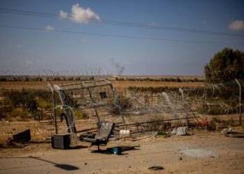 Φωτογραφία που ελήφθη κατά τη διάρκεια περιήγησης δημοσιογράφων από τον ισραηλινό στρατό, στο κιμπούτς Νιρ Οζ, κοντά στα σύνορα με τη Γάζα (φωτ.: EPA/ Martin Divisek)