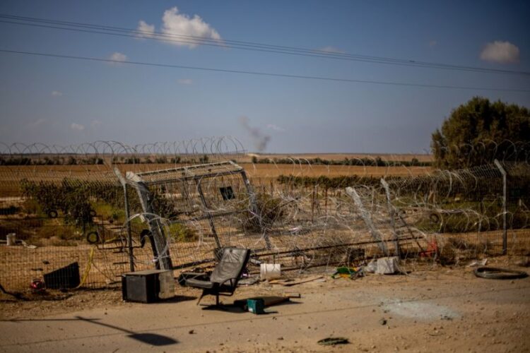 Φωτογραφία που ελήφθη κατά τη διάρκεια περιήγησης δημοσιογράφων από τον ισραηλινό στρατό, στο κιμπούτς Νιρ Οζ, κοντά στα σύνορα με τη Γάζα (φωτ.: EPA/ Martin Divisek)