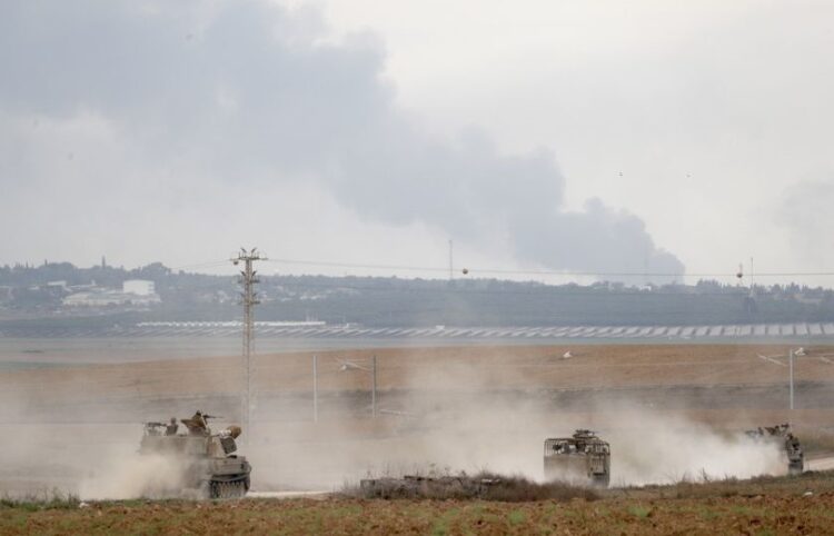 Ισραηλινοί στρατιώτες με στρατιωτικά οχήματα κοντά στα σύνορα με τη Λωρίδα της Γάζας (φωτ.: EPA / Atef Safadi)