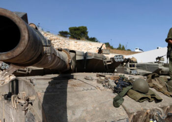 Ισραηλινοί στρατιώτες με άρμα μάχης στη μεθόριο με τον Λίβανο (φωτ.: EPA / Atef Safadi)