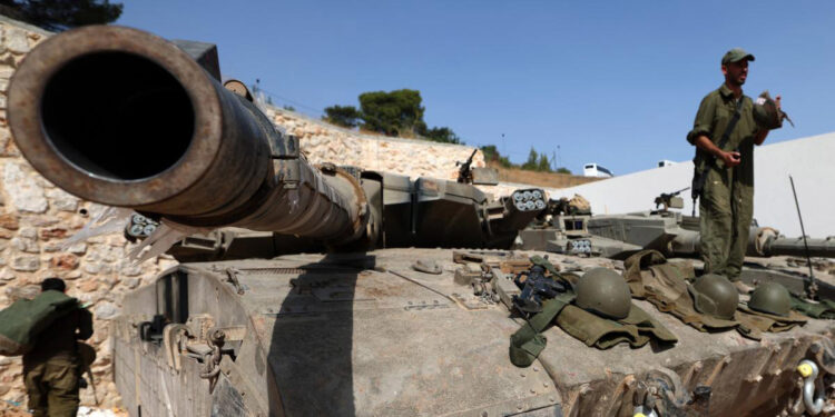 Ισραηλινοί στρατιώτες με άρμα μάχης στη μεθόριο με τον Λίβανο (φωτ.: EPA / Atef Safadi)