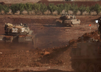 Ισραηλινοί στρατιώτες σε σενάριο άσκησης σε αδιευκρίνιστη τοποθεσία κοντά στα σύνορα με τoν Λίβανο (φωτ.: EPA / Atef Safadi)