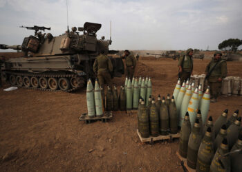 To ισραηλινό πυροβολικό κοντά στα σύνορα με τη Λωρίδα της Γάζας (φωτ.: EPA / Atef Safadi)