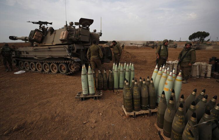 To ισραηλινό πυροβολικό κοντά στα σύνορα με τη Λωρίδα της Γάζας (φωτ.: EPA / Atef Safadi)