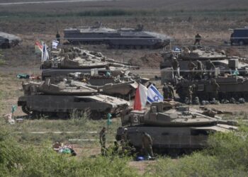 Ισραηλινά στρατεύματα συγκεντρώνονται με τεθωρακισμένα κοντά στα σύνορα με τη Λωρίδα της Γάζας (φωτ.: EPA/Atef Safadi)