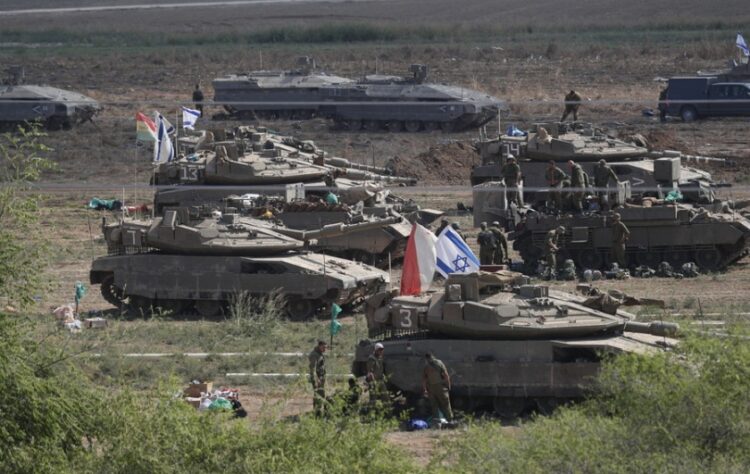 Ισραηλινά στρατεύματα συγκεντρώνονται με τεθωρακισμένα κοντά στα σύνορα με τη Λωρίδα της Γάζας (φωτ.: EPA/Atef Safadi)