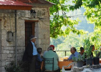 Κάτοικοι σε καφενείο χωριού στα Τρίκαλα (φωτ. αρχείου: EUROKINISSI/Θανάσης Καλλιάρας)