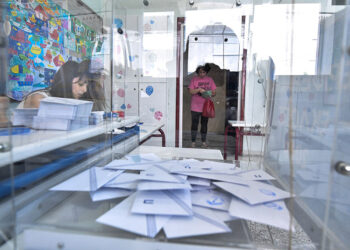 Κάλπη σε εκλογικό τμήμα της Αθήνας (φωτ.: EUROKINISSI / Τατιάνα Μπόλαρη)