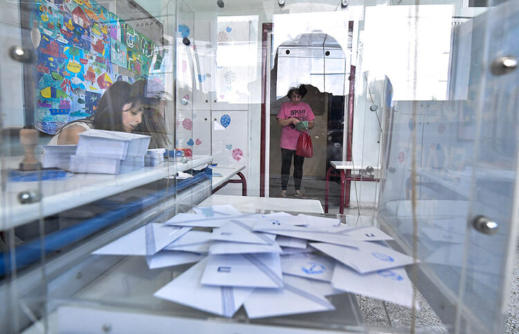 Κάλπη σε εκλογικό τμήμα της Αθήνας (φωτ.: EUROKINISSI / Τατιάνα Μπόλαρη)
