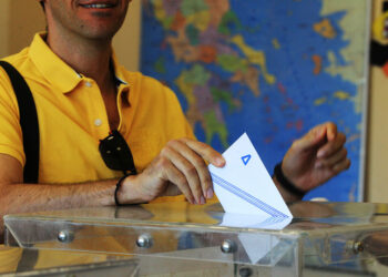 Πολίτης ψηφίζει για δήμαρχο στις αυτοδιοικητικές εκλογές του 2023 (φωτ.: ΑΠΕ-ΜΠΕ / Αλέξανδρος Βλάχος)