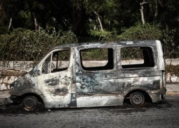 Ένα σταθμευμένο σχολικό λεωφορείο κάηκε ολοσχερώς κατά τη διάρκεια των χθεσινών επεισοδίων (φωτ.: EUROKINISSI/Βασίλης Ρεμπάπης)