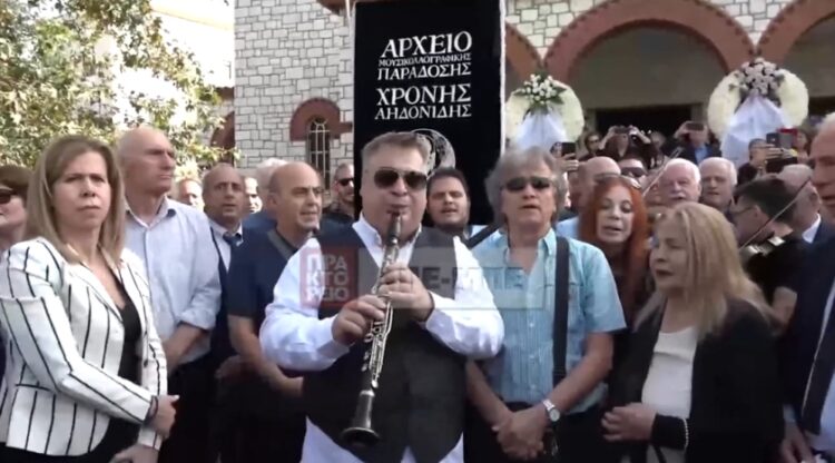 Μουσικοί, τραγουδιστές και άλλοι, συνόδευσαν τον σπουδαίο Χρόνη Αηδονίδη στην τελευταία κατοικία του με τραγούδια της ιδιαίτερης πατρίδας του, της Θράκης (φωτ.: YouTube)