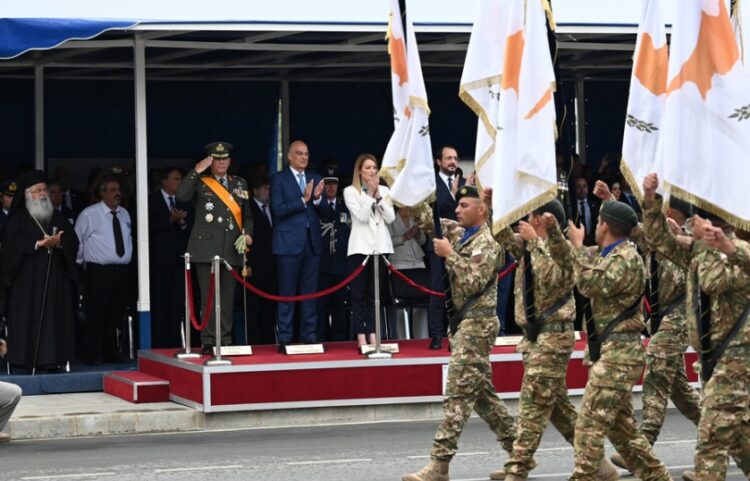 Το παρών στις εκδηλώσεις για την Ανεξαρτησία της Κυπριακής Δημοκρατίας έδωσε ο υπουργός Εθνικής Άμυνας, Νίκος Δένδιας (κέντρο), συνοδευόμενος από τον Αρχηγό ΓΕΕΘΑ Στρατηγό Κωνσταντίνο Φλώρο (αριστερά), οι οποίοι παρακολούθησαν μεταξύ άλλων στη στρατιωτική παρέλαση στη Λευκωσία. Δεξιά στην εξέδρα διακρίνεται ο πρόεδρος της Κυπριακής Δημοκρατίας Νίκος Χριστοδουλίδης  (φωτ.: Υπουργείο Εθνικής Άμυνας)