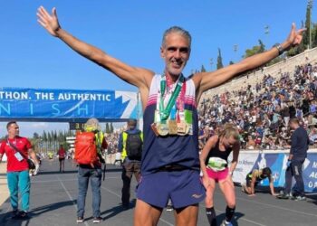 Ο Κωνσταντίνος Χουβαρδάς αφότου έχει τερματίσει τον Αυθεντικό Μαραθώνιο της Αθήνας το 2022 (φωτ.: Facebook / Κωνσταντίνος Χουβαρδάς)