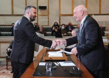 Αριστερά, ο Κοσμάς Τσακμακίδης δέχεται τα συγχαρητήρια του γενικού γραμματέα της Ακαδημίας Αθηνών Χρήστου  Ζερεφού (φωτ.: facebook/Kosmas L. Tsakmakidis)