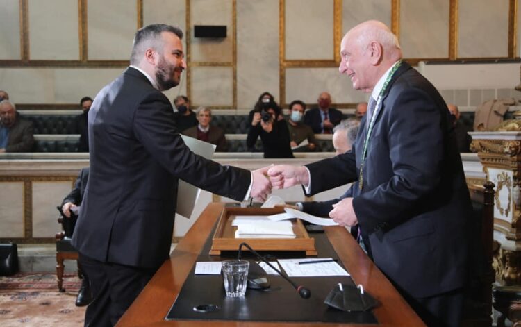 Αριστερά, ο Κοσμάς Τσακμακίδης δέχεται τα συγχαρητήρια του γενικού γραμματέα της Ακαδημίας Αθηνών Χρήστου  Ζερεφού (φωτ.: facebook/Kosmas L. Tsakmakidis)