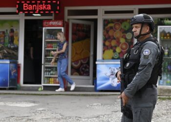 Κοσοβάρος αστυνομικός φρουρεί δρόμο στο χωριό Μπανίσκο, κοντά στο μοναστήρι όπου είχαν καταφύγει οι Σέρβοι ένοπλοι, μετά το θάνατο ενός αστυνομικού (φωτ.: EPA/Georgi Licovski)