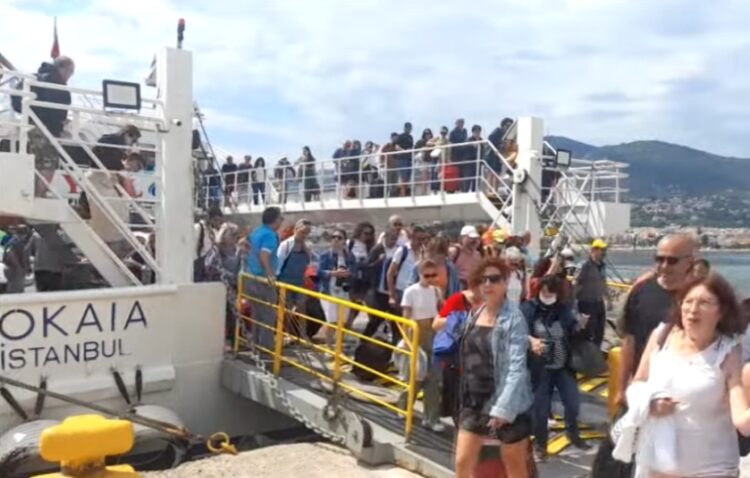 Τούρκοι τουρίστες αποβιβάζονται στο λιμάνι της Λέσβου, τον Ιούνιο του 2022 (φωτ.: YouTube)