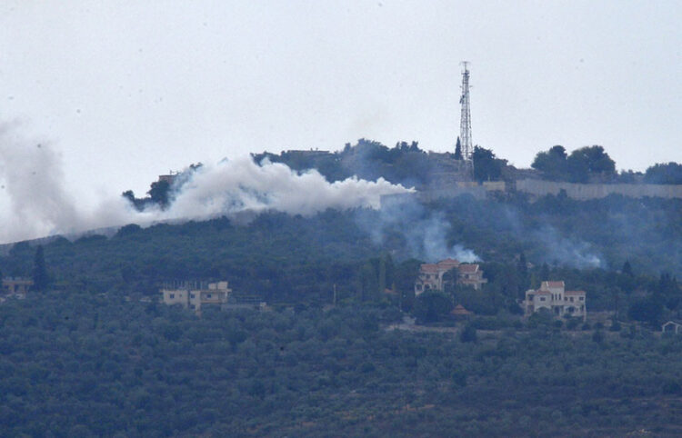 Καπνός μετά τα ισραηλινά χτυπήματα στα προάστια χωριού του Λιβάνου που βρίσκεται κοντά στα σύνορα (φωτ.: EPA / Wael Hamzeh)