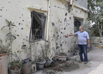 Σημάδια σε τοίχο από τα ισραηλινά χτυπήματα στα προάστια χωριού του Λιβάνου που βρίσκεται κοντά στα σύνορα (φωτ.: EPA / Wael Hamzeh)