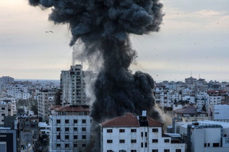 Πυκνός καπνός υψώνεται από το κτήριο της Εθνικής Τράπεζας μετά την αεροπορική επιδρομή των Ισραηλινών σε συνοικία της Λωρίδας της Γάζας (φωτ.: EPA / Mohammed Saber)