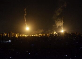Χτυπήματα του ισραηλινού στρατού διακρίνονται στο νυχτερινό ουρανό πάνω από τη Λωρίδα της Γάζας (φωτ.: EPA/Mohammed Saber)
