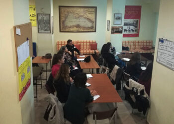 Κατά τη διάρκεια μαθήματος στο Σύλλογο Ποντίων Φοιτητών και Σπουδαστών Θεσσαλονίκης (φωτ.: Facebook / Σύλλογος Ποντίων Φοιτητών και Σπουδαστών Θεσσαλονίκης)
