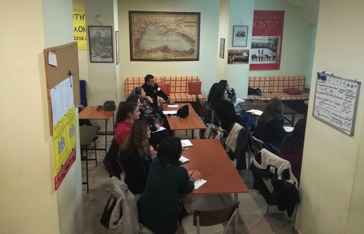 Κατά τη διάρκεια μαθήματος στο Σύλλογο Ποντίων Φοιτητών και Σπουδαστών Θεσσαλονίκης (φωτ.: Facebook / Σύλλογος Ποντίων Φοιτητών και Σπουδαστών Θεσσαλονίκης)