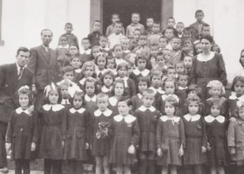 Μοναδική πνευματική άνθηση παρουσίασε η Ίμβρος την περίοδο 1952-1964, κατά την οποία επαναλειτούργησαν τα μειονοτικά σχολεία. Στη φωτογραφία μαθητές και δάσκαλοι της 1ης και 2ης Τάξης στο Σχοινούδι (πηγή: «7 Ημέρες Καθημερινή»)