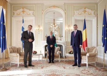 Ο Κυριάκος Μητσοτάκης με τους ηγέτες της Βουλγαρίας και της Ρουμανίας στη Βάρνα, όπου έγινε η Τριμερής Σύνοδος Κορυφής με θέμα τον ενεργειακό διάδρομο βορρά-νότου και τη διασυνδεσιμότητα σε ενέργεια, μεταφορές και τηλεπικοινωνίες (φωτ.: Γραφείο Τύπου Πρωθυπουργού / Δημήτρης Παπαμήτσος)