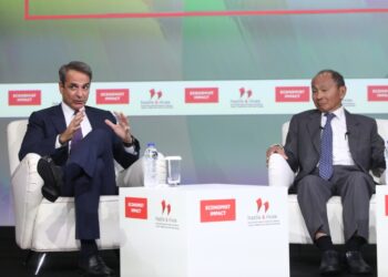 Από αριστερά, ο Κυριάκος Μητσοτάκης με τον Φράνσις Φουκουγιάμα στο πλαίσιο του 27ου ετήσιου συνεδρίου «Economist Government Roundtable» (φωτ.: EUROKINISSI/Γιάννης Παναγόπουλος)