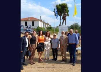 Ορισμένοι από τους συμμετέχοντες μπροστά στο μνημείο του εθνομάρτυρα Νίκου Καπετανίδη (φωτ.: facebook/Σωματείο Δράσης «Νίκος Καπετανίδης»)