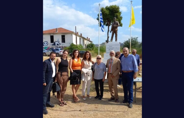 Ορισμένοι από τους συμμετέχοντες μπροστά στο μνημείο του εθνομάρτυρα Νίκου Καπετανίδη (φωτ.: facebook/Σωματείο Δράσης «Νίκος Καπετανίδης»)