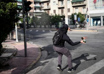 Νεαρός πετάει βόμβα μολότοφ κατά αστυνομικών στην Αθήνα (φωτ. αρχείου: EUROKINISSI/Βασίλης Ρεμπάπης)