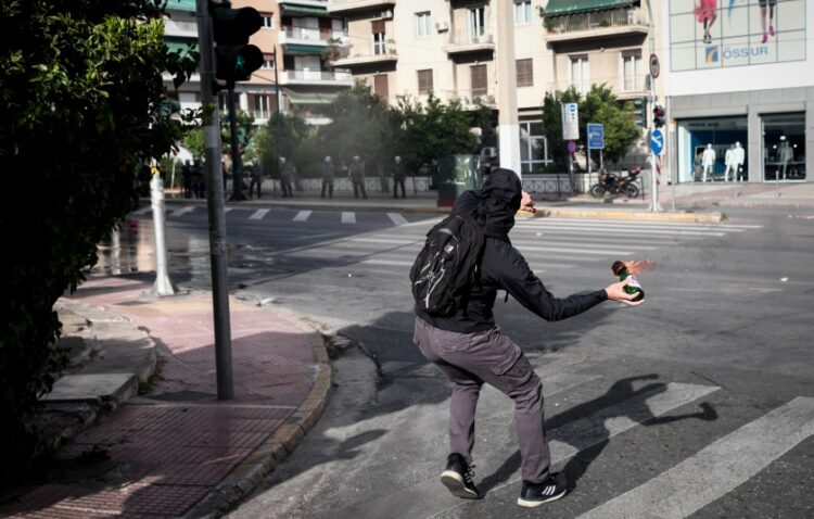 Νεαρός πετάει βόμβα μολότοφ κατά αστυνομικών στην Αθήνα (φωτ. αρχείου: EUROKINISSI/Βασίλης Ρεμπάπης)