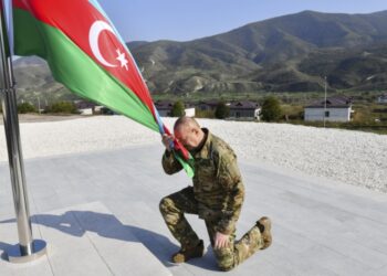Ο πρόεδρος του Αζερμπαϊτζάν Ιλχάμ Αλίεφ ακουμπά τη σημαία της χώρας του, την οποία ύψωσε στο Στεπανακέρτ (φωτ.: EPA/Stringer)