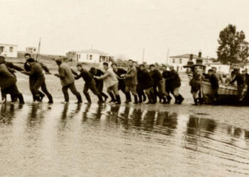 Αρτακηνοί ψαράδες ρίχνουν τα καΐκια στη θάλασσα για να βγουν για δουλειά (πηγή: Σύλλογος Απανταχού Αρτακηνών-Κυζικηνών)