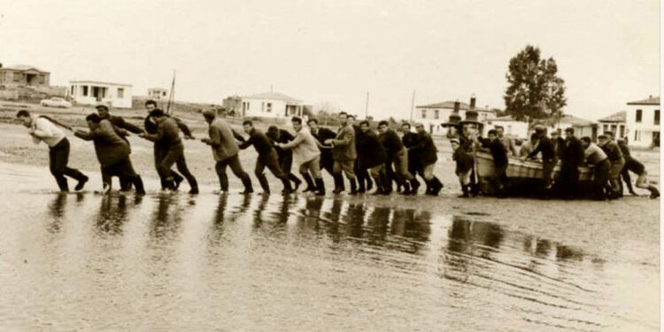 Αρτακηνοί ψαράδες ρίχνουν τα καΐκια στη θάλασσα για να βγουν για δουλειά (πηγή: Σύλλογος Απανταχού Αρτακηνών-Κυζικηνών)