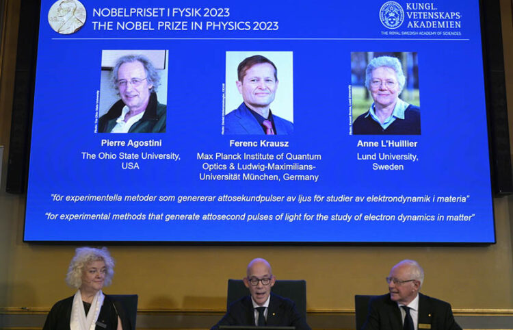 Εκπρόσωποι της Σουηδικής Βασιλικής Ακαδημίας Επιστημών ανακοινώνουν πού απονέμεται το Νόμπελ Φυσικής 2023 (φωτ.: EPA / Anders Wiklund / Sweden Out)