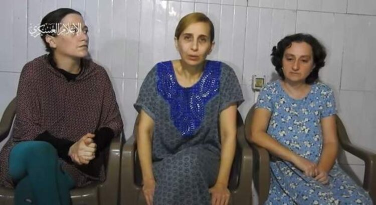Στιγμιότυπο από το βίντεο με τις τρεις γυναίκες ομήρους, οι οποίες φαίνονται καλά στην υγεία τους, χωρίς τραύματα (φωτ.: Al Qassam)